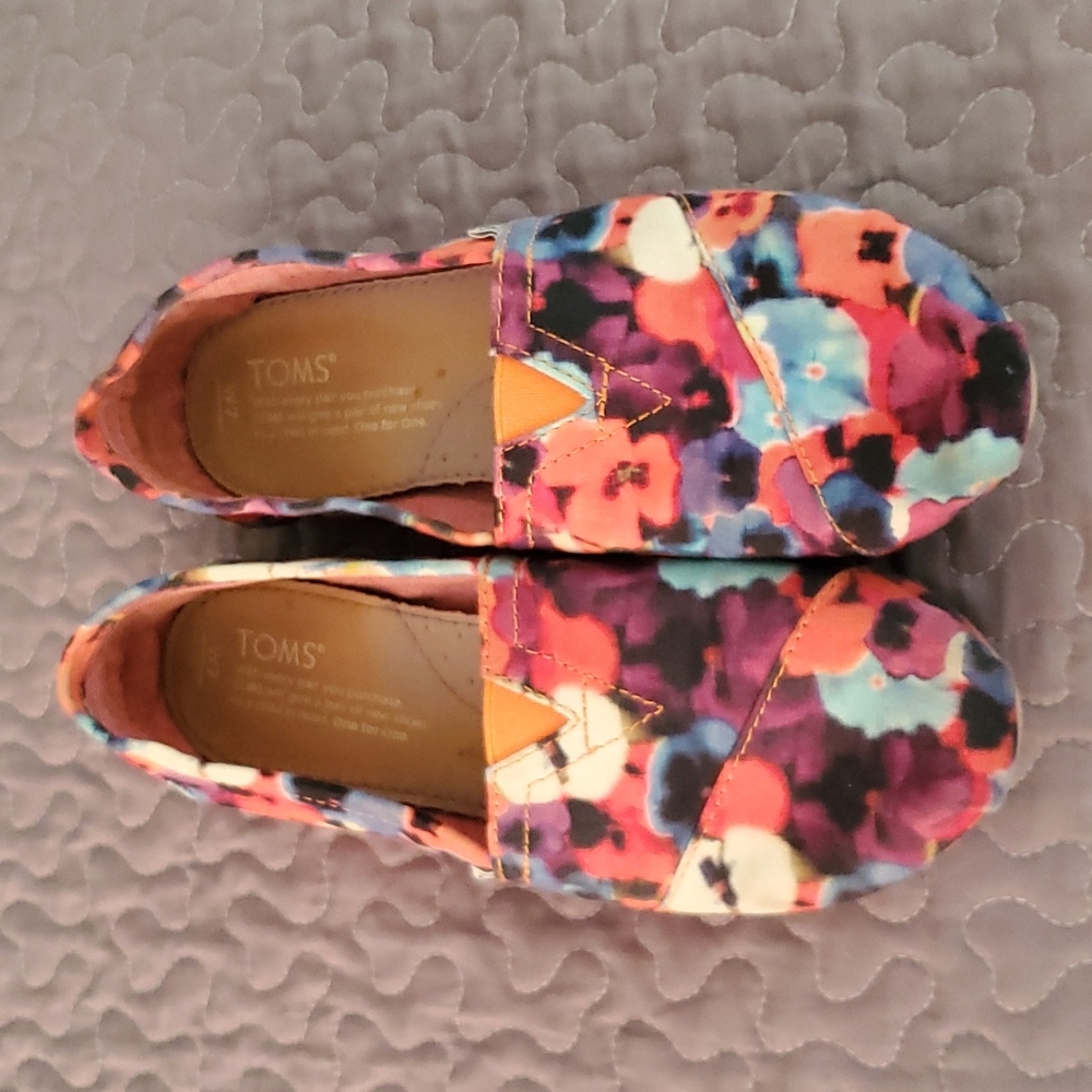 Tom's, floral pattern, size 7